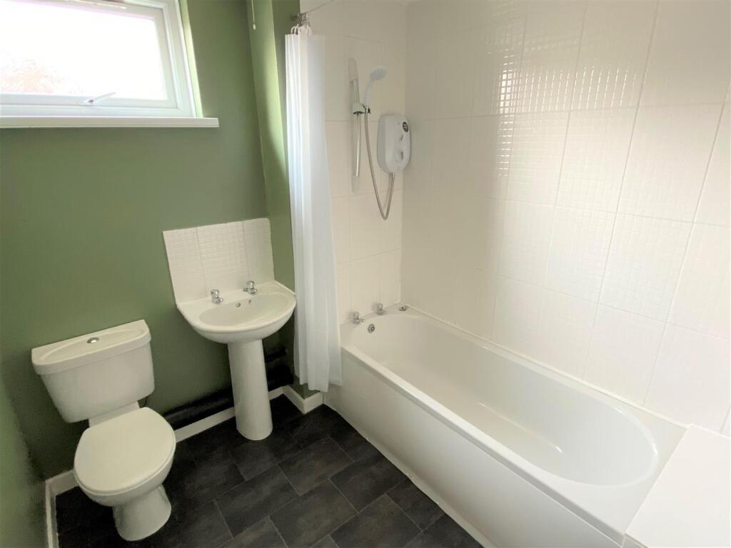 5 Tremear Green Bathroom