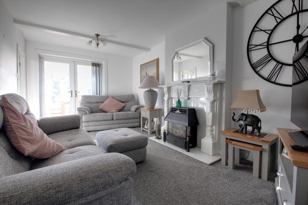 A nice bright and airy Living room