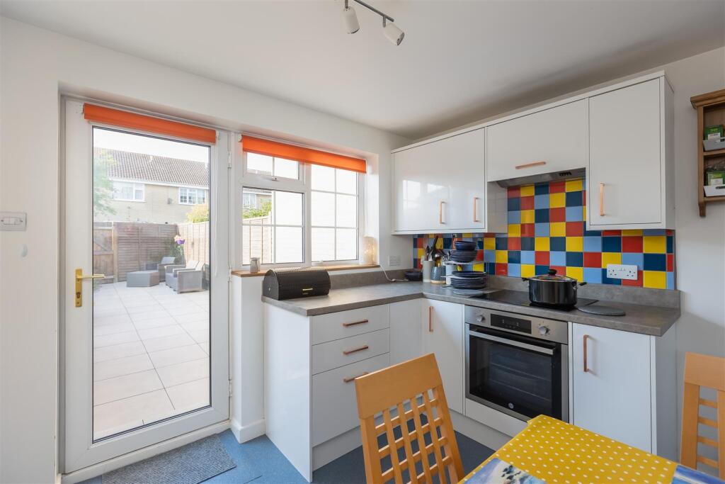 Paddock Close 9 Kitchen-2.jpg