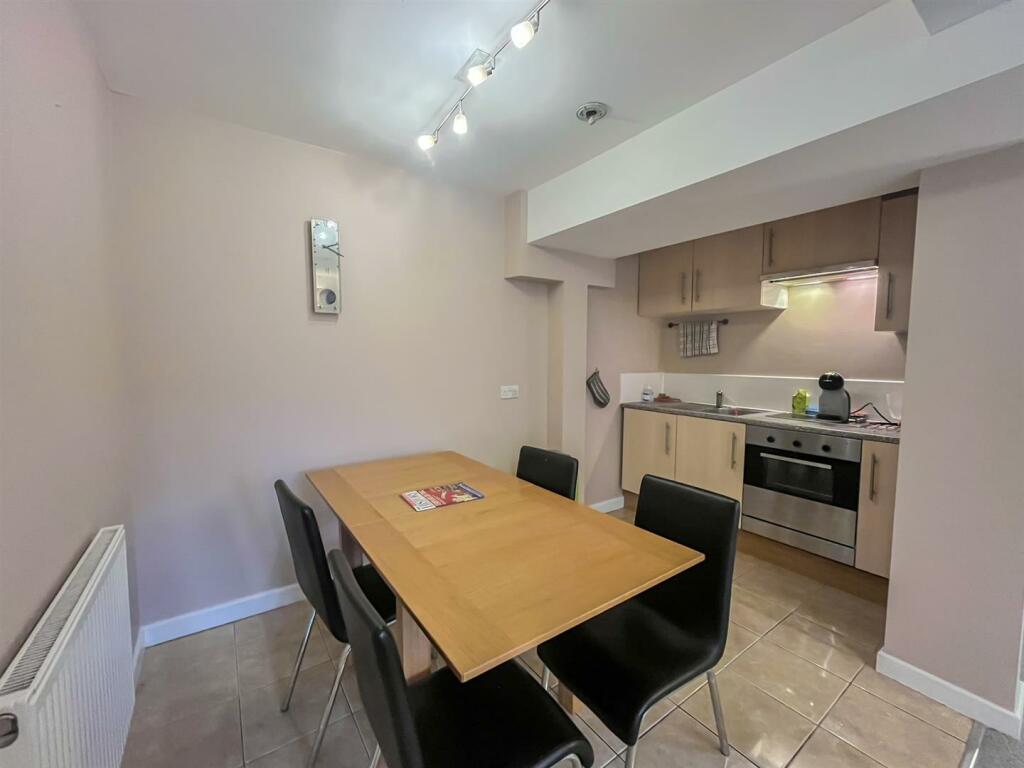 Kitchenette / Dining Area