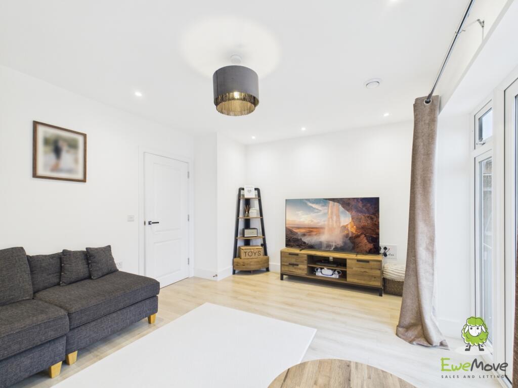 EweMove Estate Agents Basingstoke - Fishbourne Gar