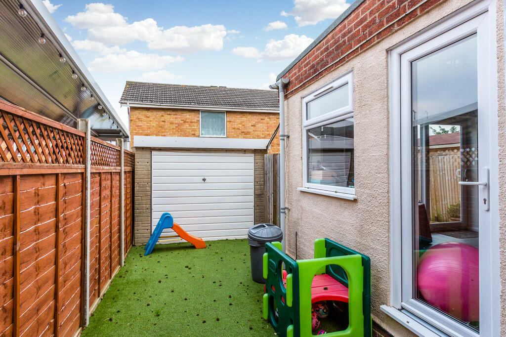 Play area - leadi...