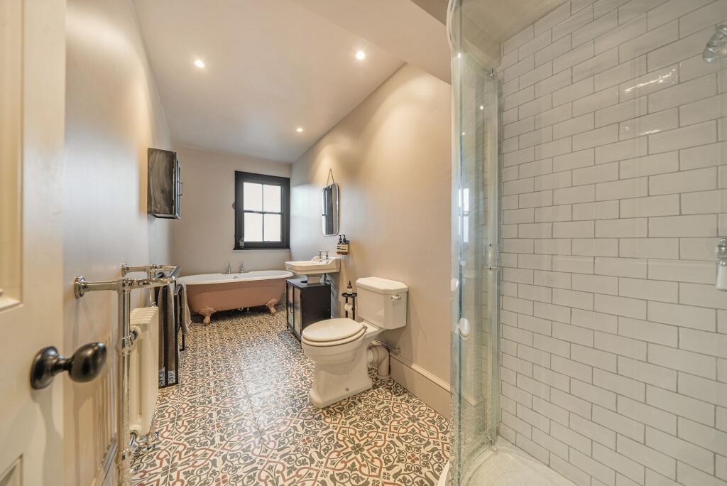 Bathroom W.C (1)