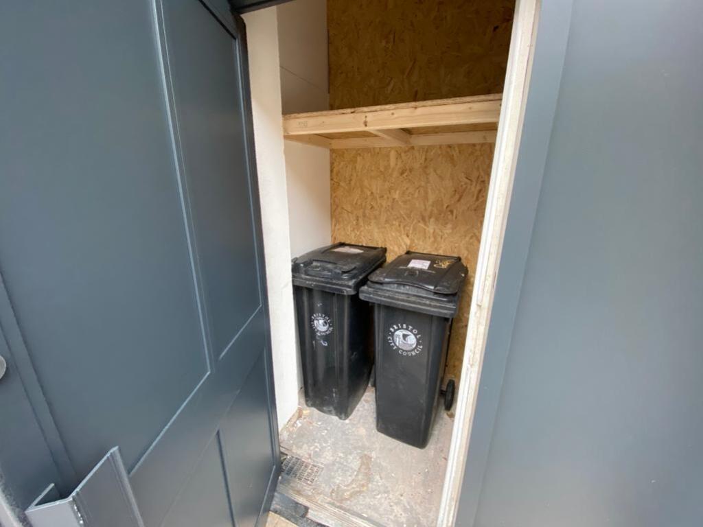 Bin store