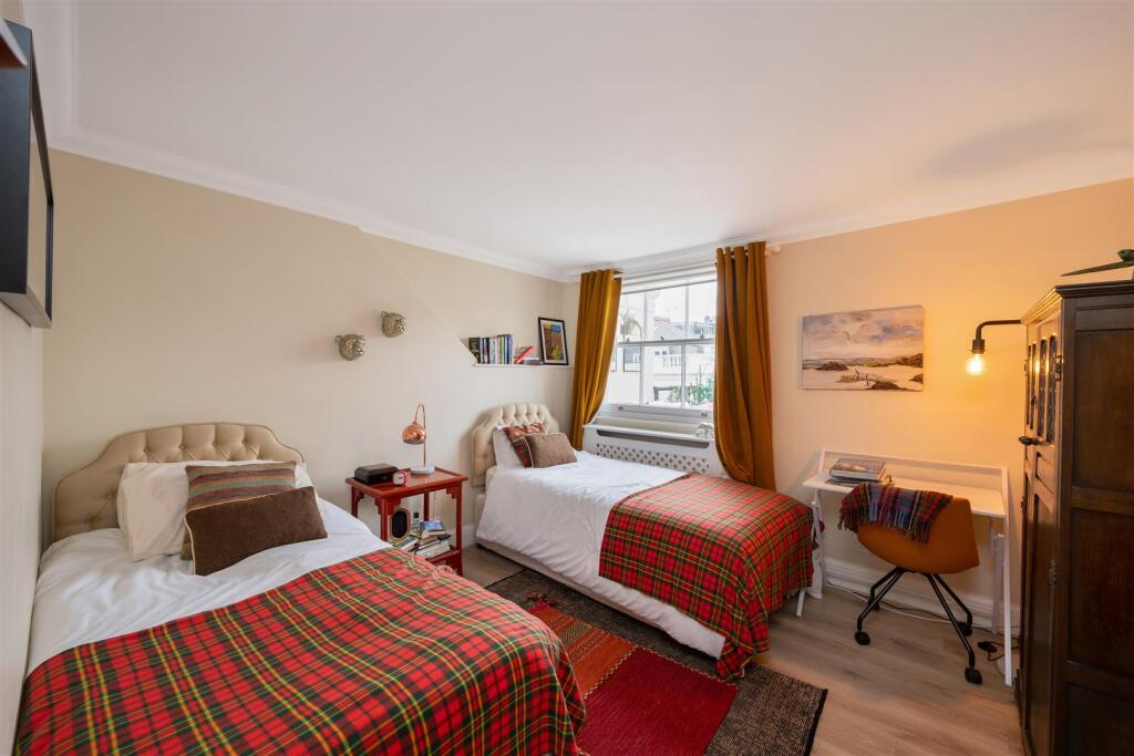Flat 4, 54 Eaton Place Hi-20.jpg