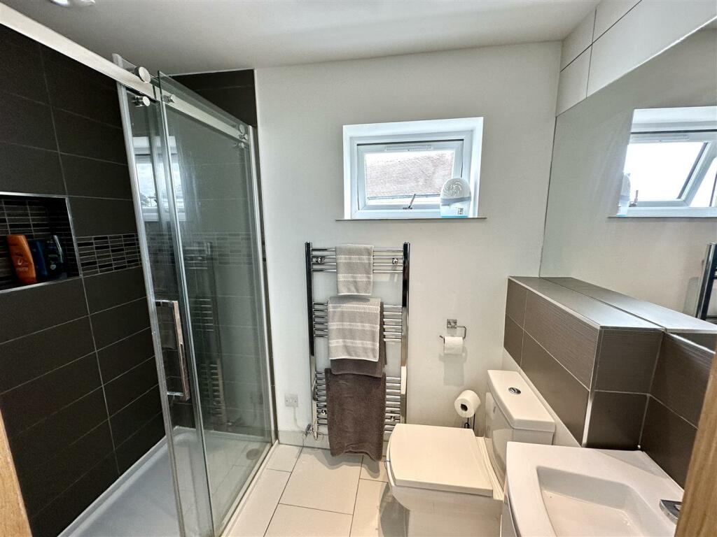 EN-SUITE SHOWER ROOM