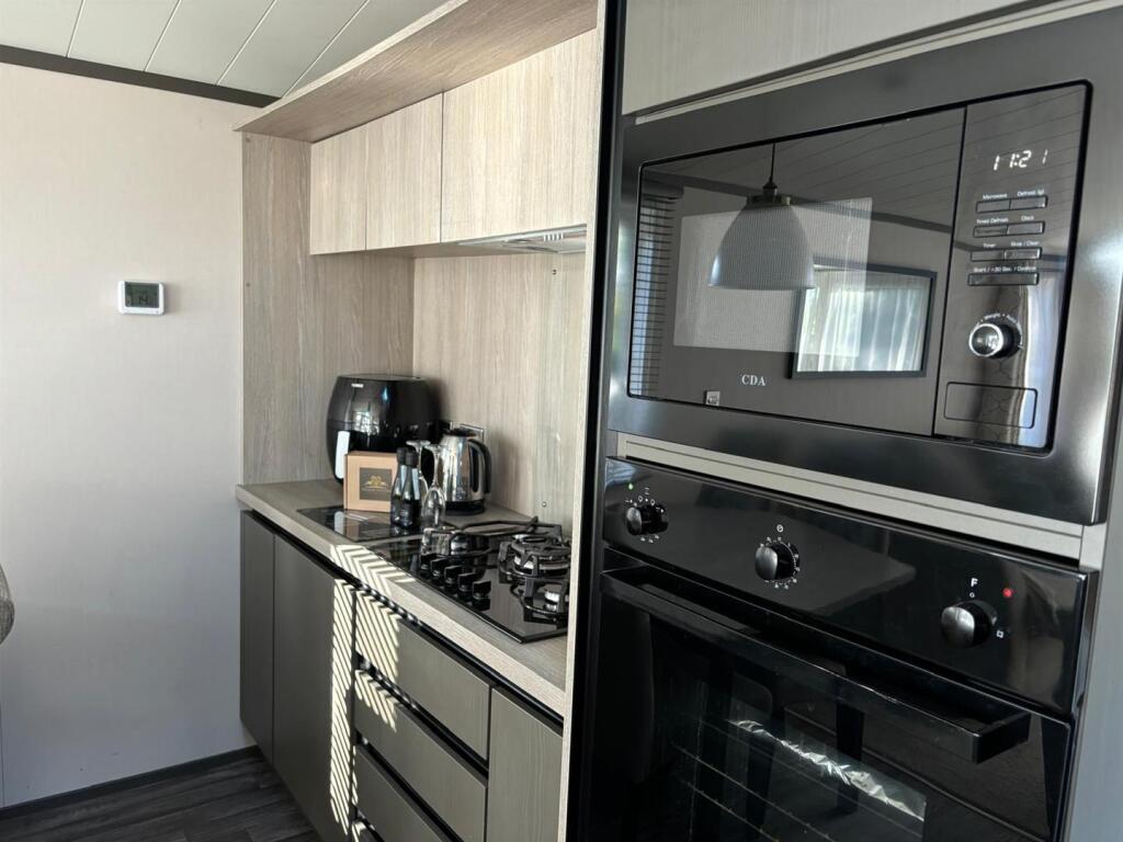 Kitchen/Dining area