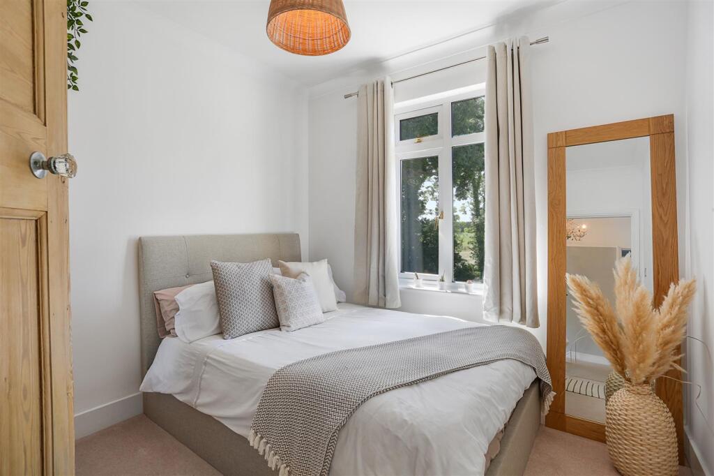 630631790 - 195 Woodcote Road, SM6 5.jpg