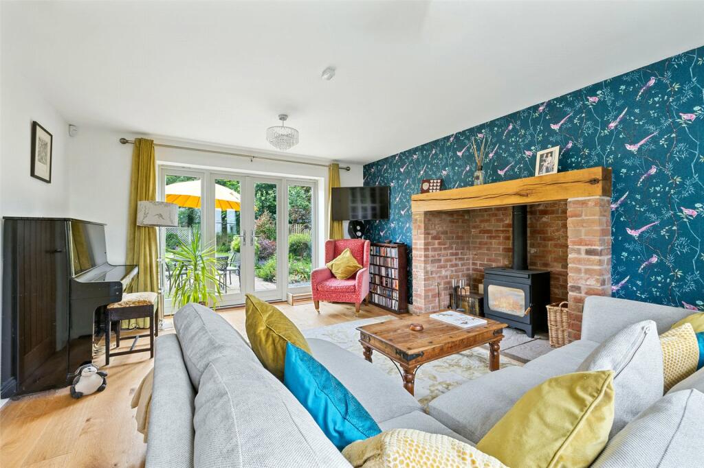 2 Reception Rooms