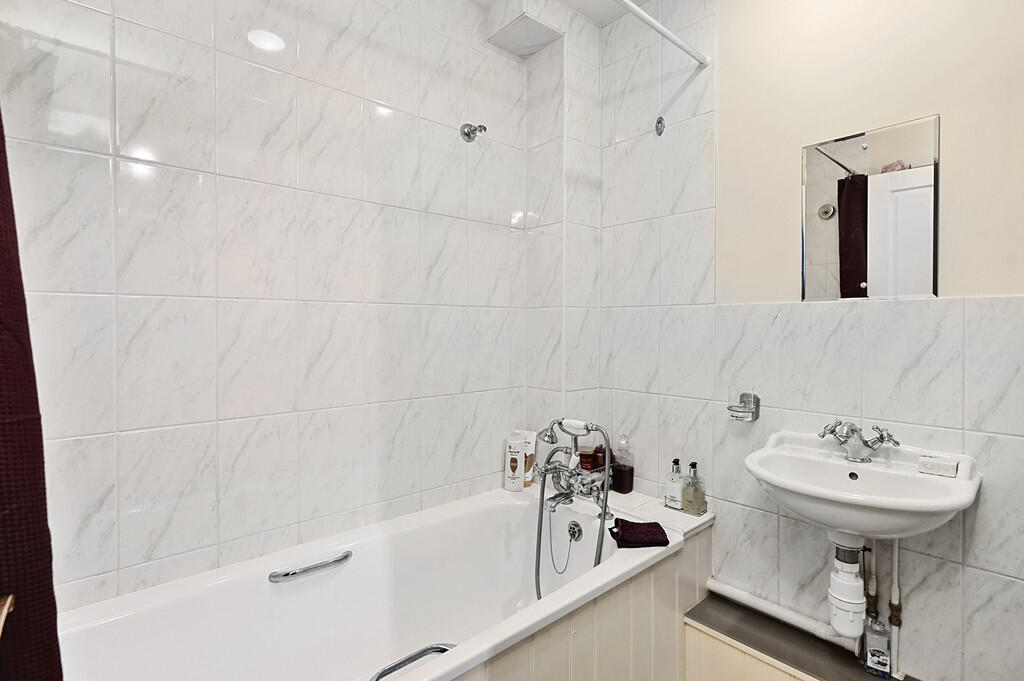 10 Jarretts Close...