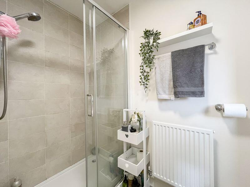 EN-SUITE SHOWER ROOM
