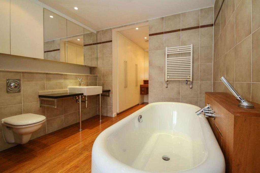 Principal Bathroom Aspect 2