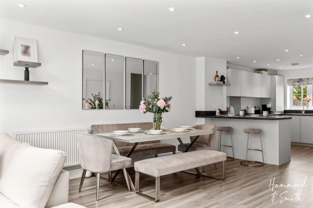 Lounge / Dining Area