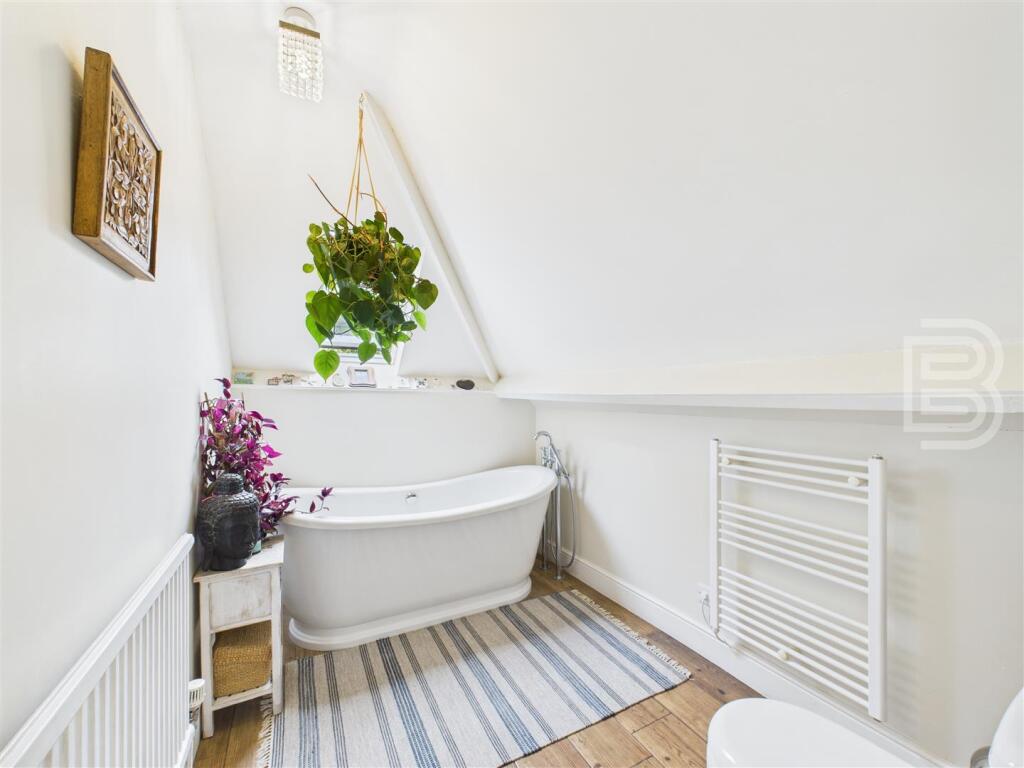 Family Bathroom (2).jpg