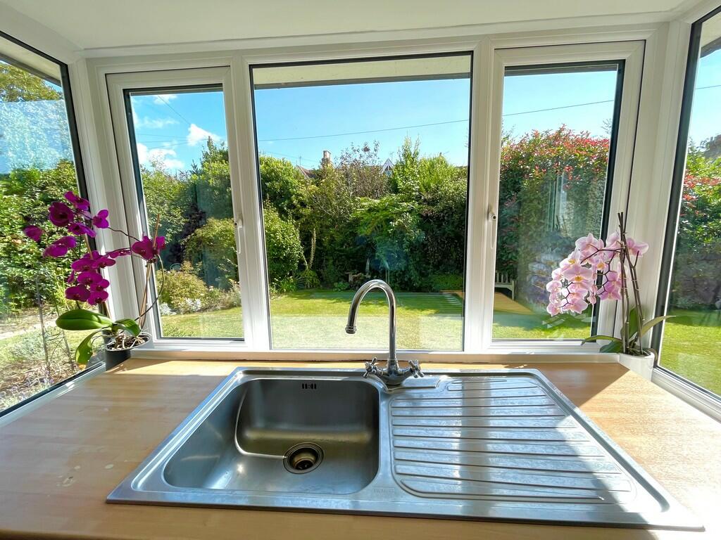 2 Cudlow Ave Kitc...