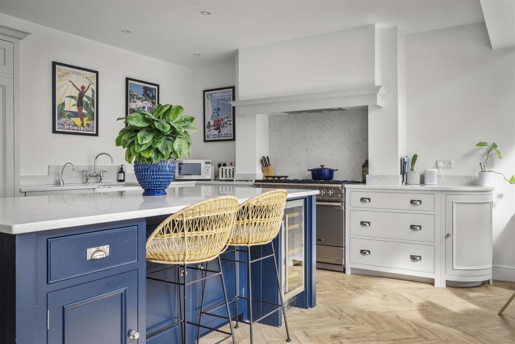 Luxurious Living &amp; Dining Kitchen