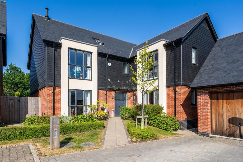 9 Aylesbury Court_7.jpg