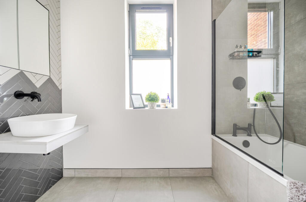 1370009-7-68f770a...