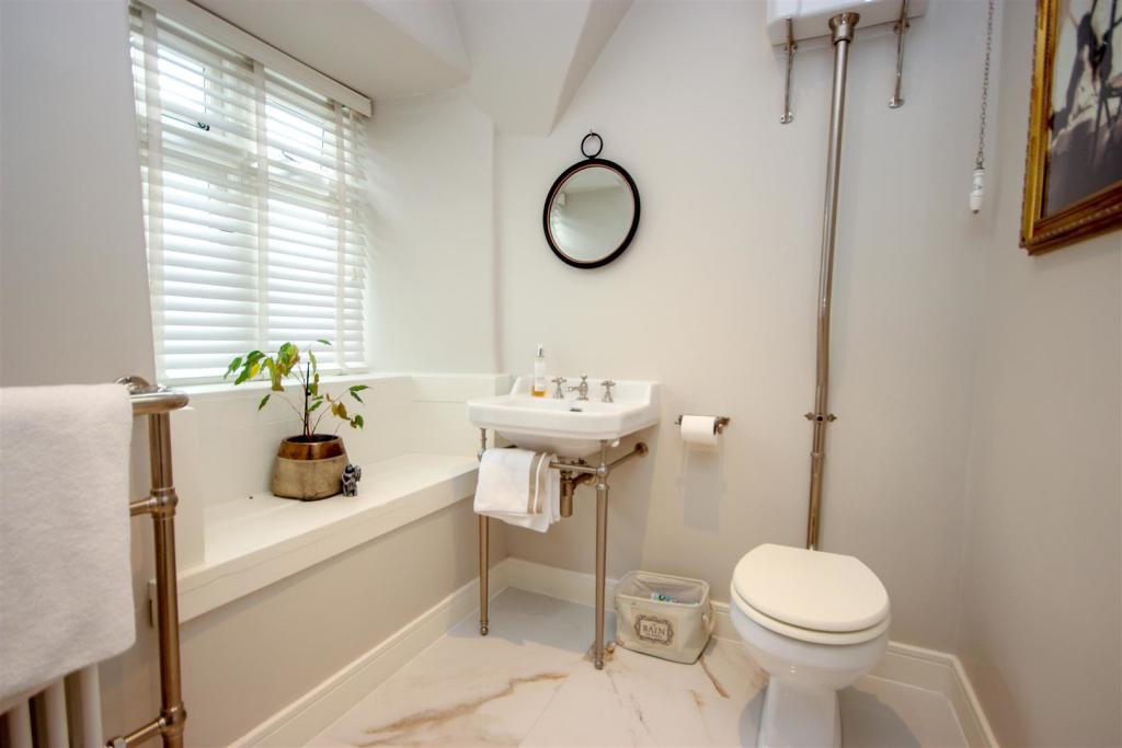 Bathroom 2.jpg