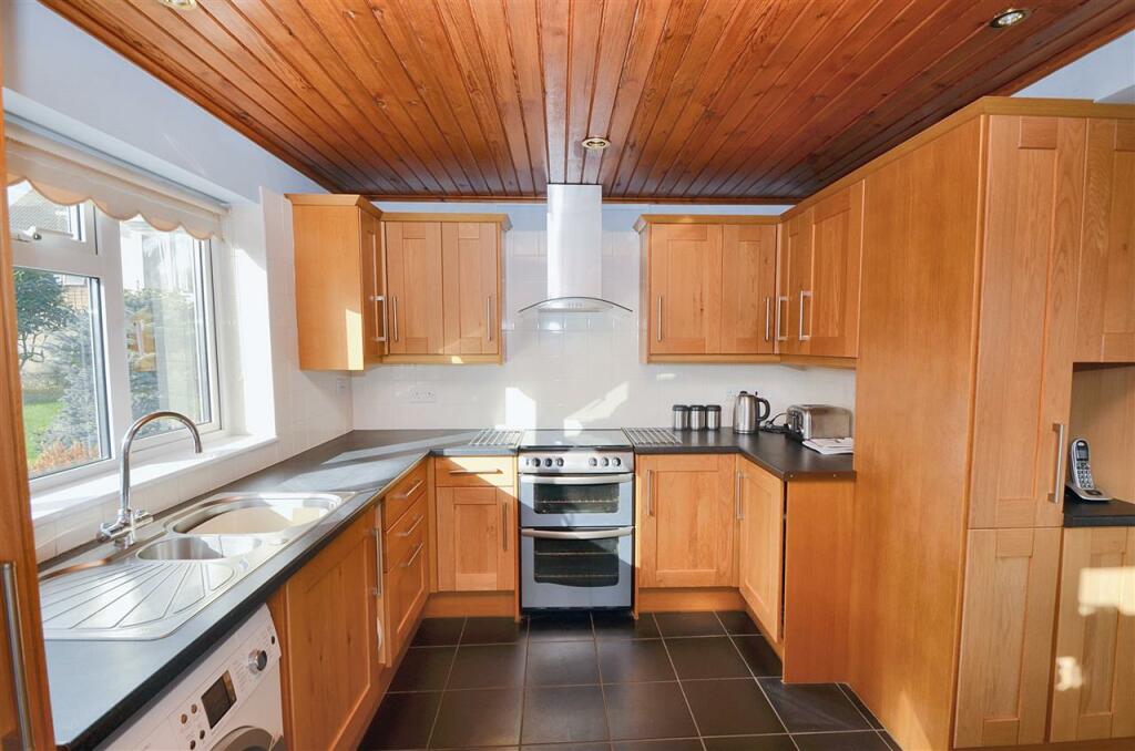 KITCHEN/BREAKFAST