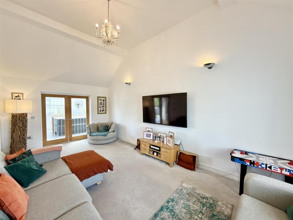 Lounge Towards Kitchen.JPG