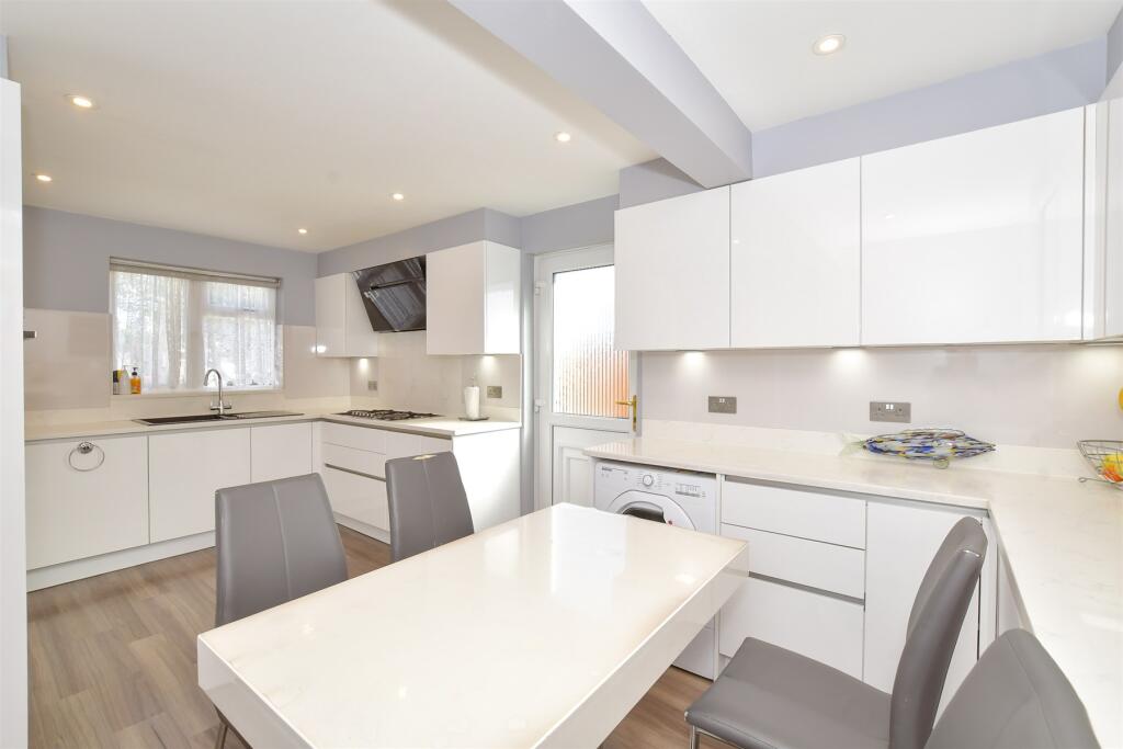 Kitchen/ Breakfast Room