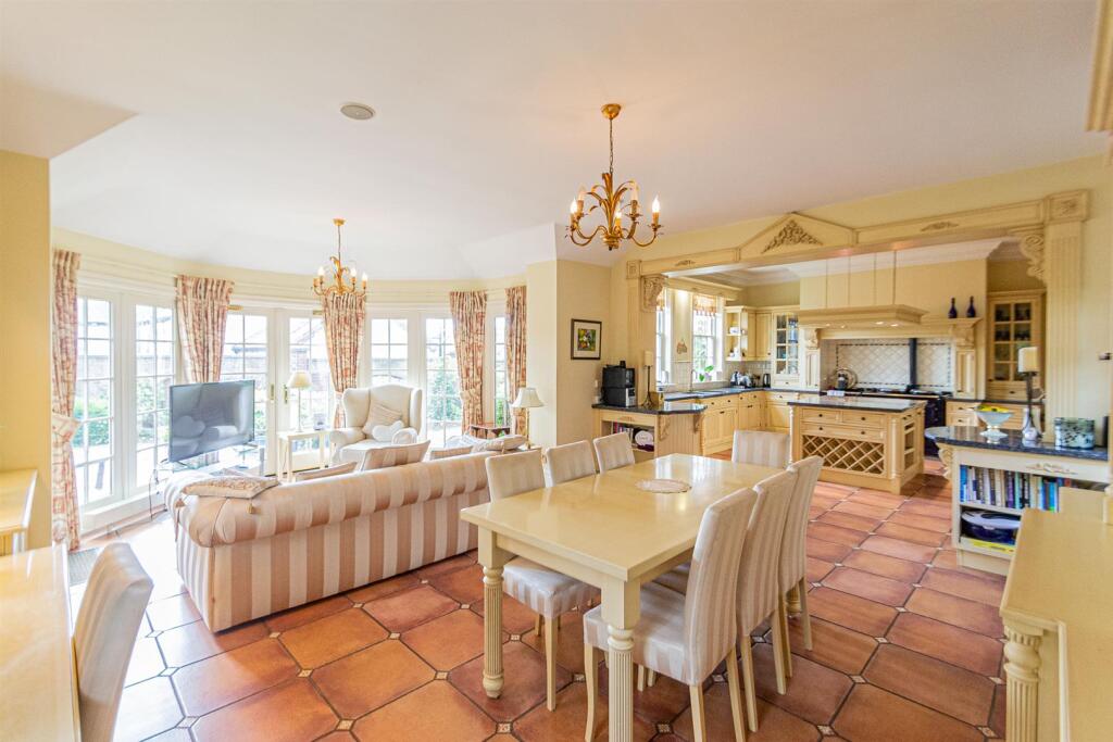 Kitchen / breakfast &amp; Family Room