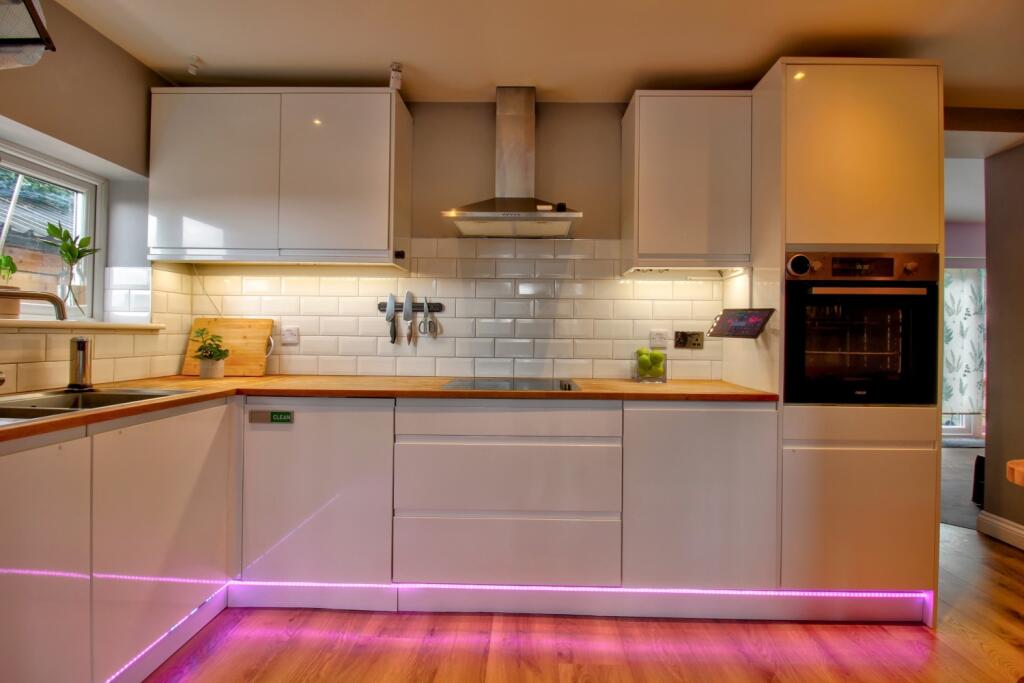 Hall Close Stoneleigh - Matt Clinton EweMove Kenil