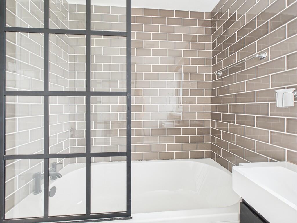 CAM05068G0-PR0044...