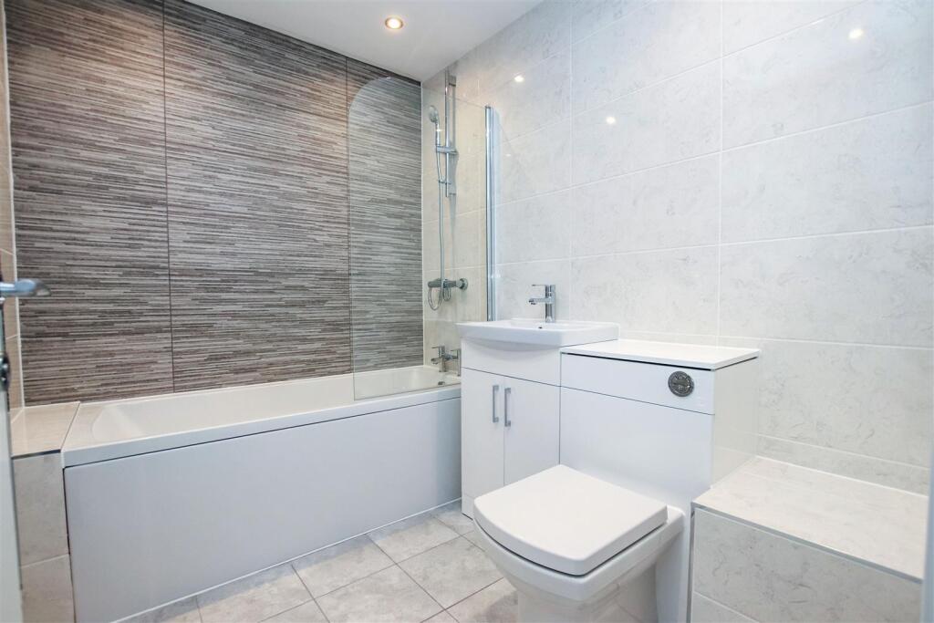 FIRST FLOOR BATHROOM