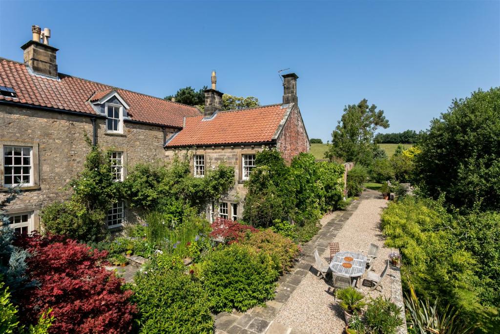 Kitchen courtyard and cottage