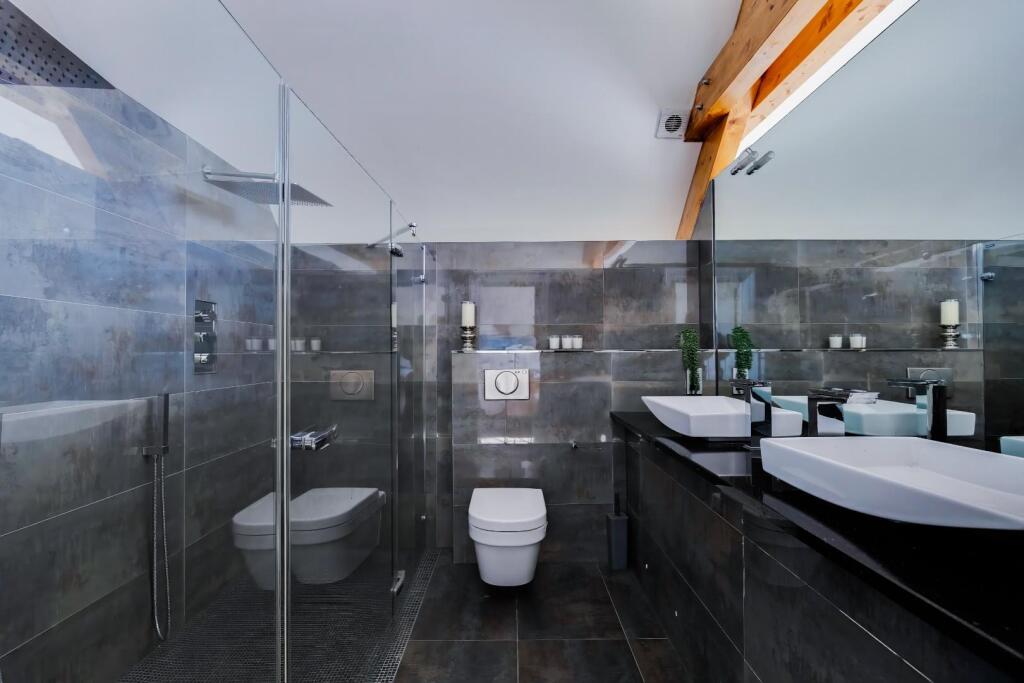 Dual En-Suite Shower Room