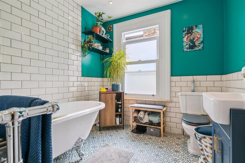 69 Avarn Road bathroom 1a.jpg