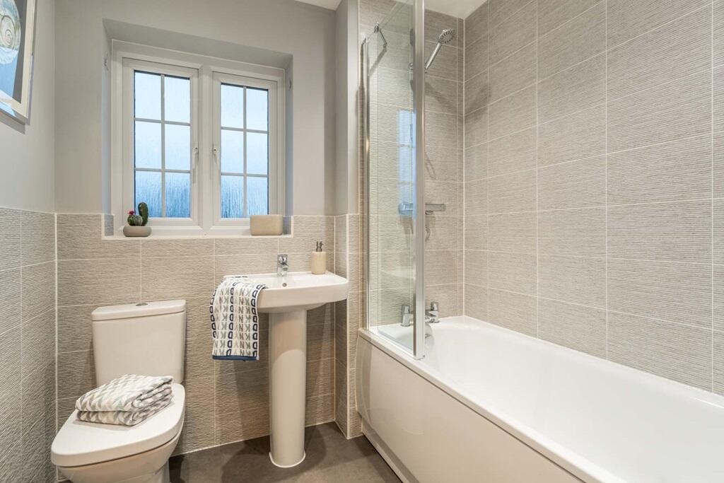 Family-friendly modern bathroom