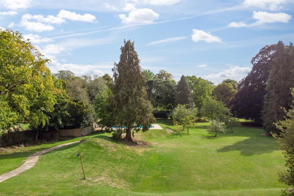 55 - Querns House - GL7 1RL - Web.jpg