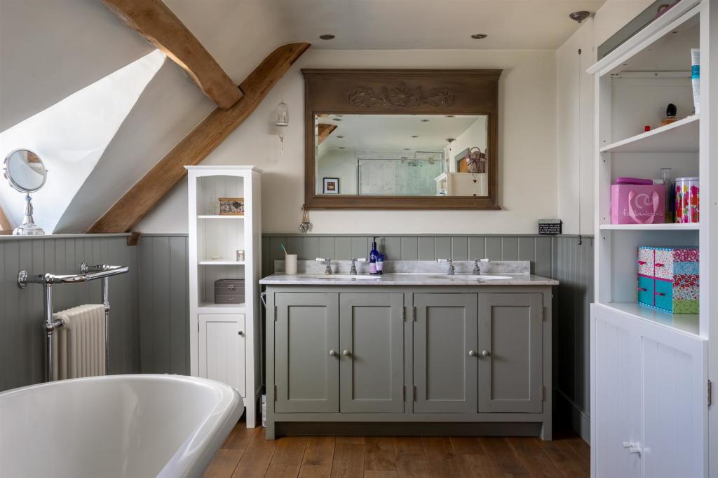 52 - Manor Barn - GL53 9PD - Web.jpg