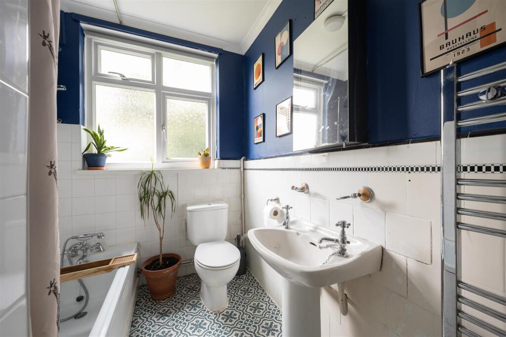 Onslow Gardens, E18