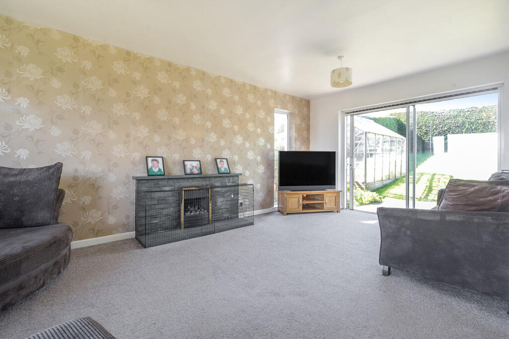 Lounge/Dining Roo...