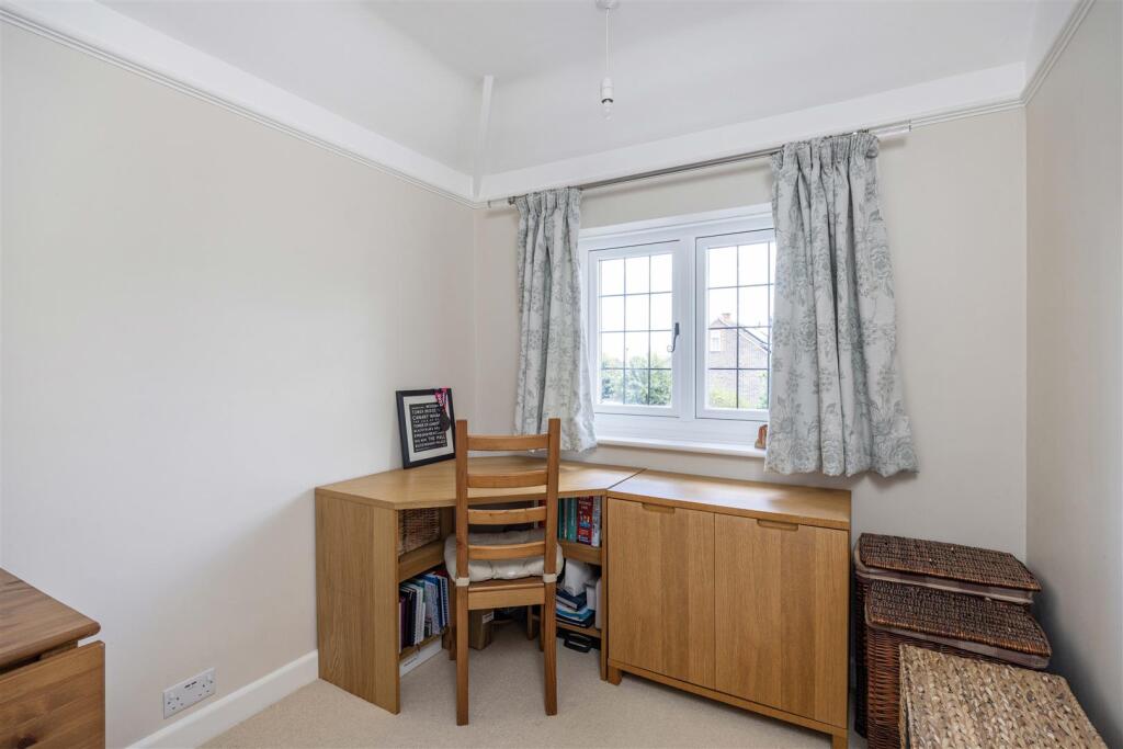 33 Irwin Road Guildford GU2 7PW-24.jpg