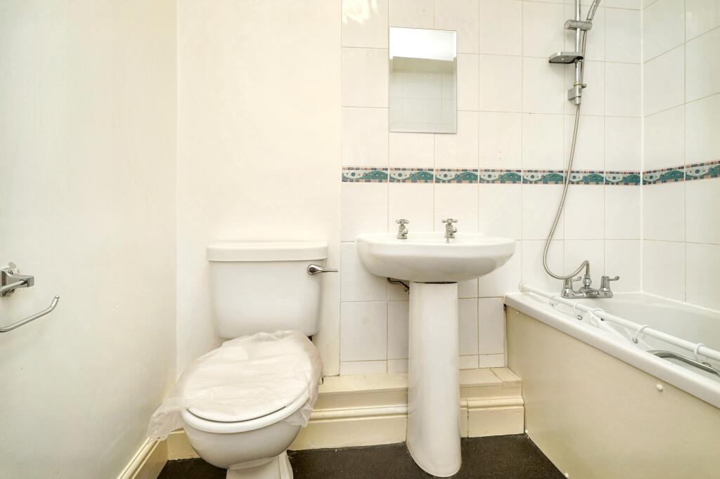 9B Farningham Road, Caterham, CR3 6LL