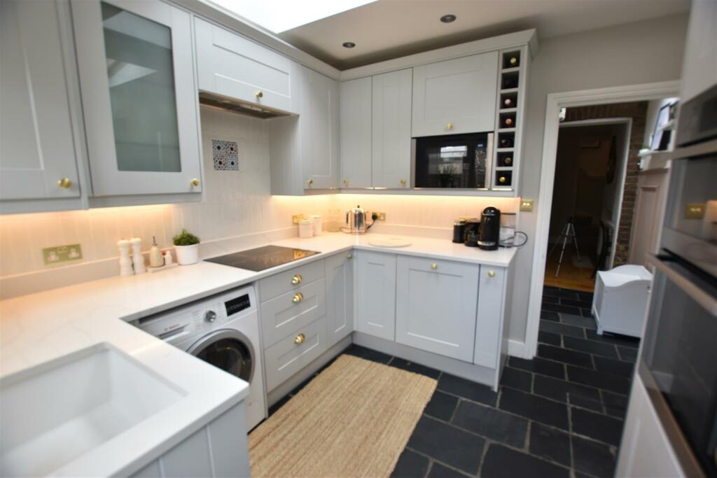 Kitchen (2).JPG