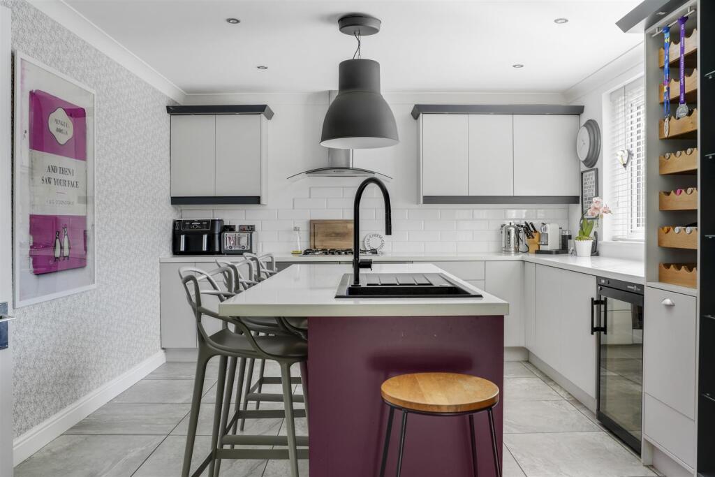 KITCHEN/BREAKFAST ROOM