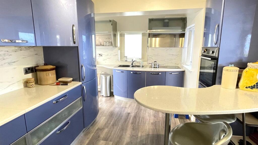 KITCHEN/BREAKFAST ROOM
