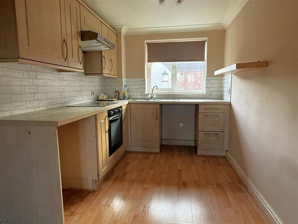 OPEN PLAN LIVING ROOM / KITCHEN
