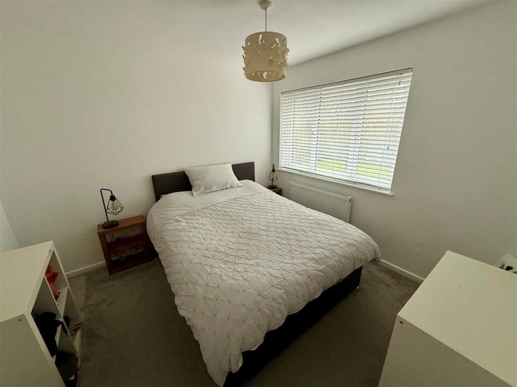 LR82 Bed2.jpg