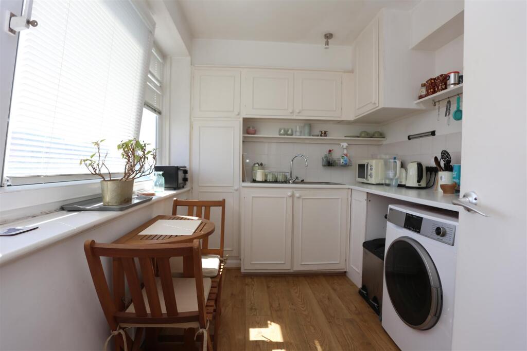 61 Coombe Lea (4).JPG