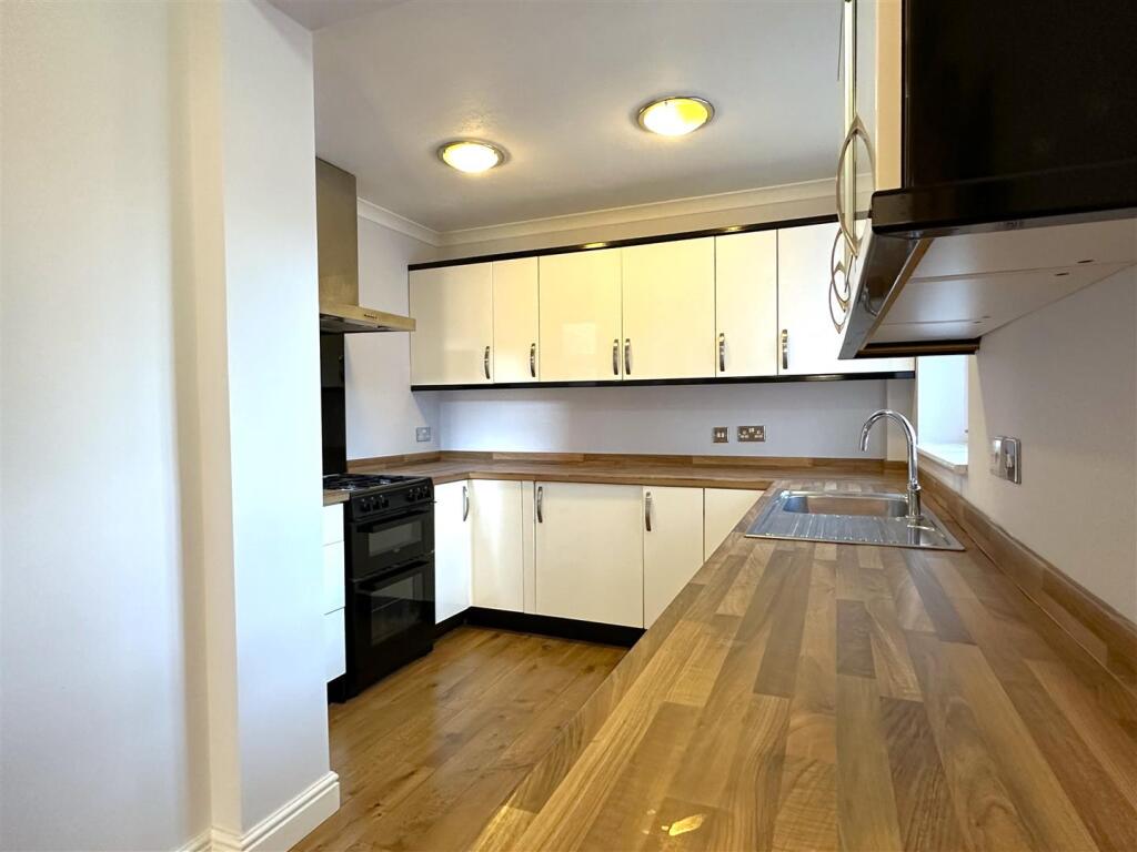 Well-Appointed Modern Kitchen 173