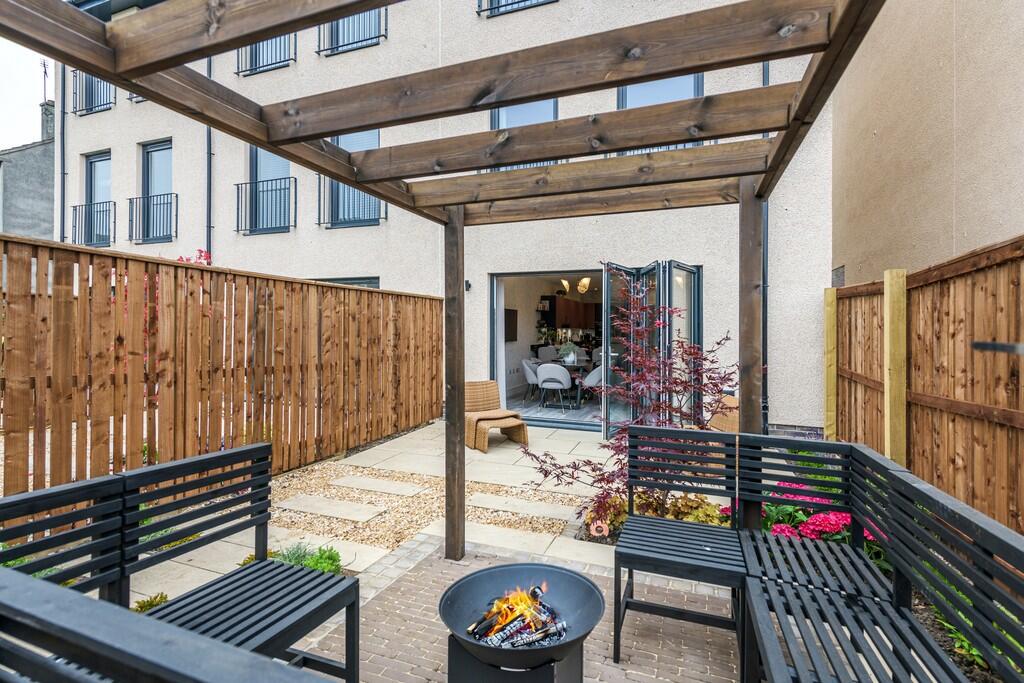 st crispin&#39;s court