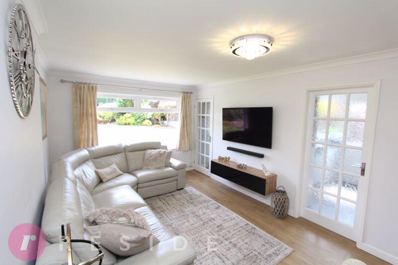 Lounge / Dining Area