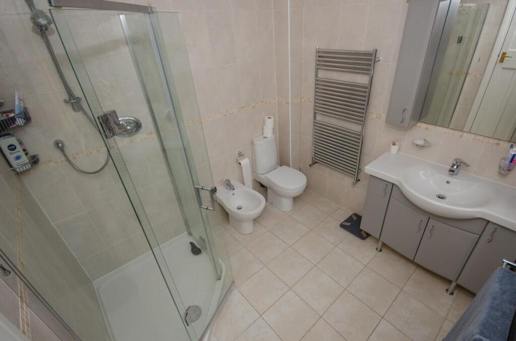 Master ensuite.jpg